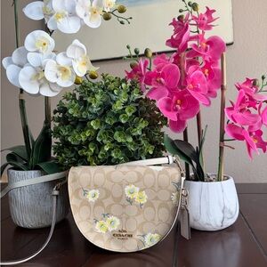 Coach Ellen Crossbody In Signature Canvas With Daisy Print